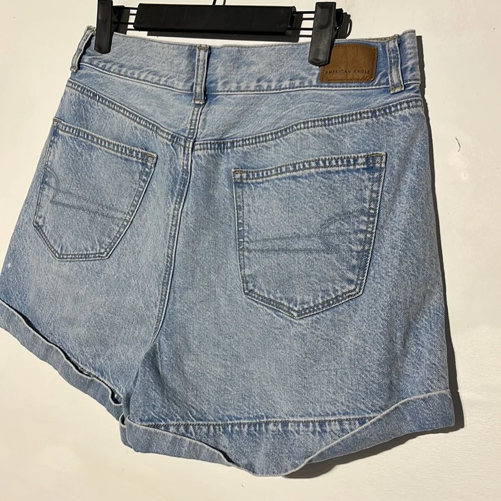 American Eagle Light Wash High Rise Mom Denim Shorts Size 10 - Picture 6 of 9